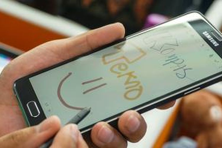 Samsung Galaxy Note 4 dilengkapi dengan stylus