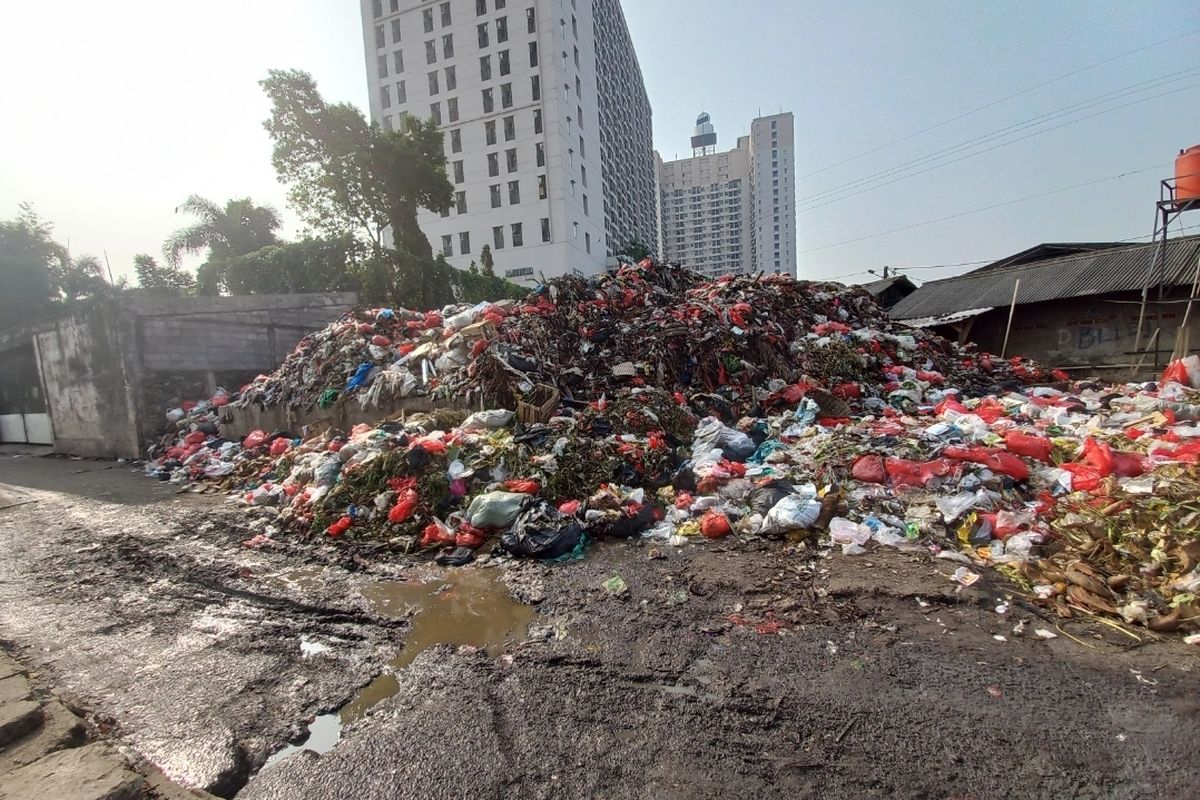 Kondisi tempat pembuangan sementara (TPS) di Pasar Kemiri Muka, Depok pada Selasa (30/5/2022). Sampah-sampahnya menggunung dengan ketinggian sekitar 5 meter. 