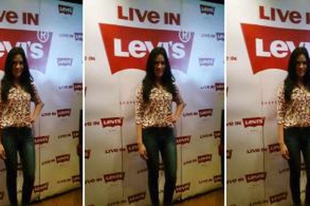 Penampilan Raisa di acara konferensi pers dengan Levi's, tampak proporsional dengan aksesori minimalis, berupa kalung serta cincin emas. Lalu, rambutnya pun dibiarkan terurai bebas dengan gaya yang sederhana. 