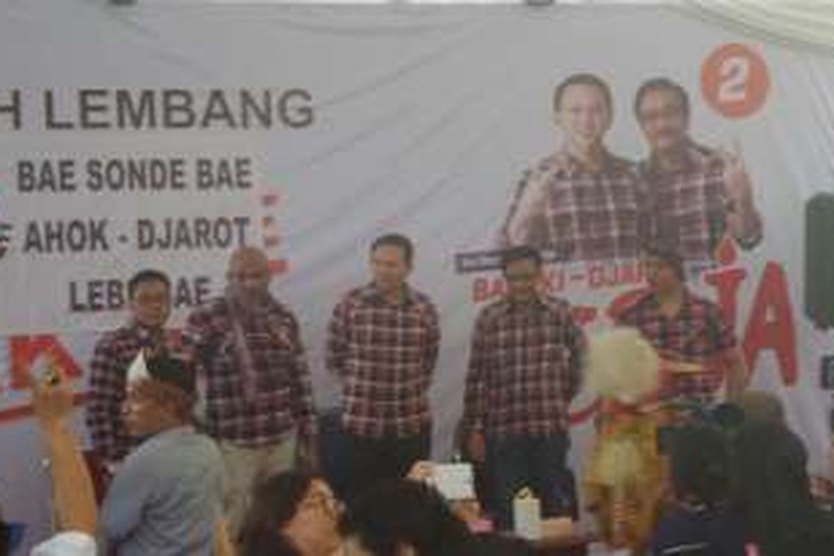 Cagub DKI Jakarta Basuki Tjahaja Purnama dan cawagub DKI Djarot Saiful Hidayat terima dukungan dari FP NTT di Rumah Lembang, Menteng, Sabtu (26/11/2016). 