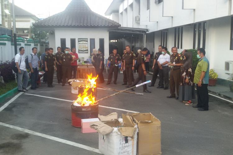 Pemusnahan barang bukti narkoba dengan cara dibakar di kantor Kejaksaan Negeri Pangkal Pinang.