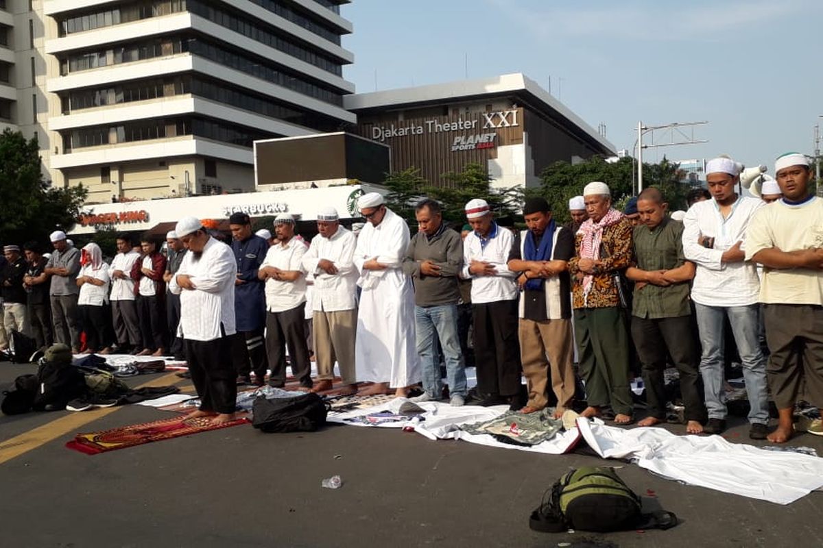 Massa pengunjuk rasa shalat bersama di depan Gedung Bawaslu, Selasa (21/5/2019). 