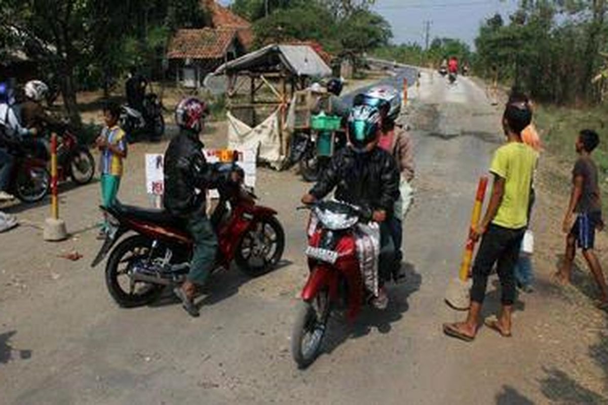 Jalan alternatif sepanjang sekitar 40 kilometer di ruas Subang-Cikamurang masih banyak yang rusak, seperti pantauan Kompas, Selasa (9/8/2011).
