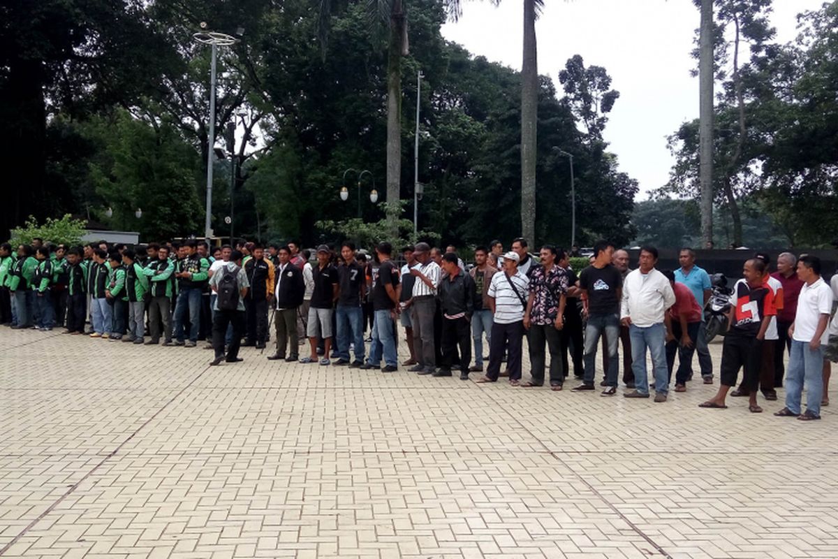 Sejumlah perwakilan sopir angkot dan ojek oline berkumpul di Kantor Balai Kota Bogor membacakan kesepakatan damai antar kedua belah pihak, Kamis (23/3/2017).