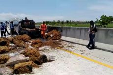 Pecah Ban, Mobil Pikap Bermuatan 1 Ton Tembakau Terbakar di Tol Madiun