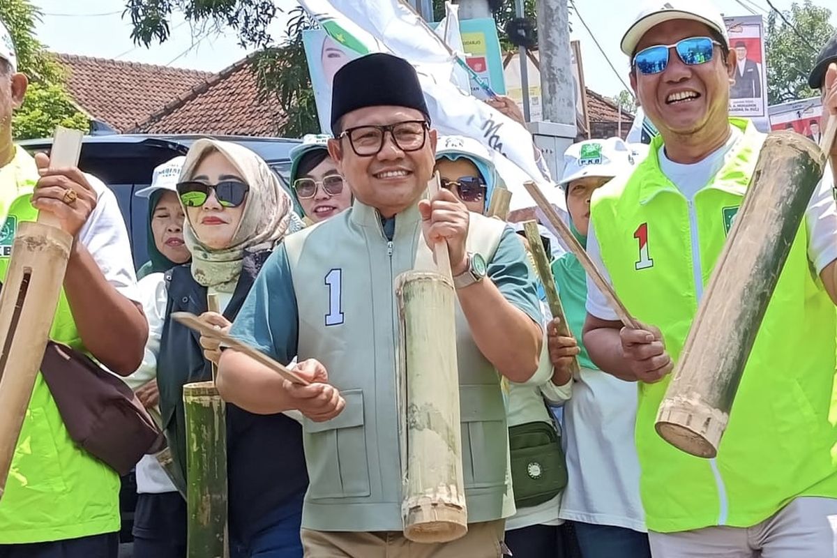 Cawapres nomor urut 1 Muhaimin Iskandar atau Cak Imin saat bunyikan kentongan di Sidoarjo, Jumat (9/2/2024).