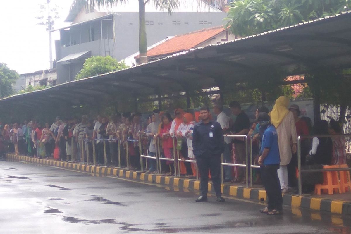 Para lansia mengantre bikin kartu transjakarta di kantor pusat transjakarta, Jakarta Timur, Selasa (30/1/2018)
