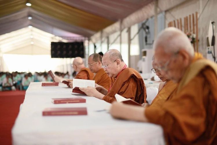 Indonesia Tipitaka Chanting dan ?s?lha Mah?p?j? 2568 2024 di Taman Lumbini.