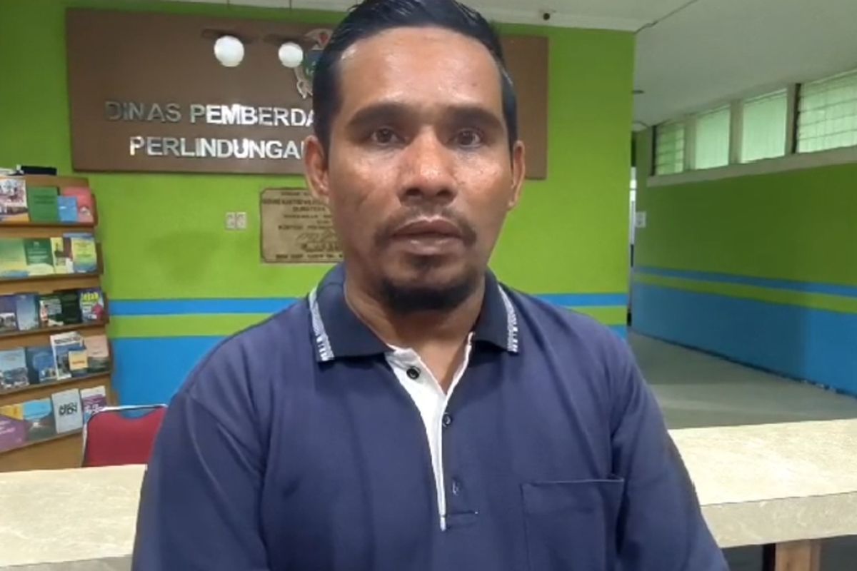 Satpam Dinas P3AKB Sumut, Ramdanisyah, saat menceritakan dugaan pengeroyokan yang dilakukan Dishub Medan kepadanya, Selasa (13/8/2024)