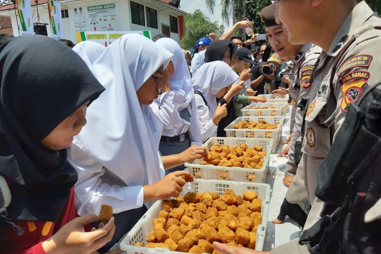 Upaya pemecahan rekor MURI dengan penyajian tahu Sumedang terbanyak, Sabtu (16/2/2019). AAM AMINULLAH/KOMPAS.com