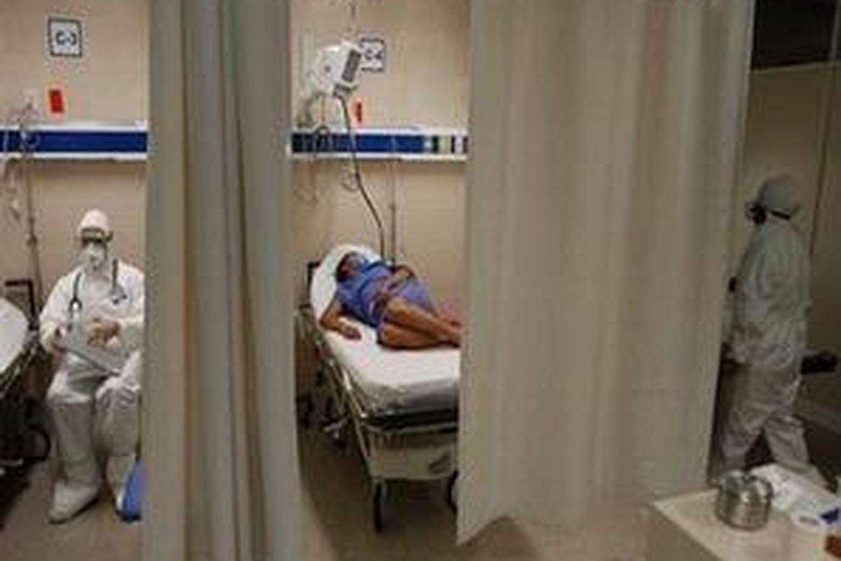 Lorena Balderas (21), terbaring saat menjalani obervasi di wilayah yang dijadikan pusat perawatan flu babi di rumah sakit Angkatan Laut Meksiko,  Mexico City, 2 Mei 2009. 