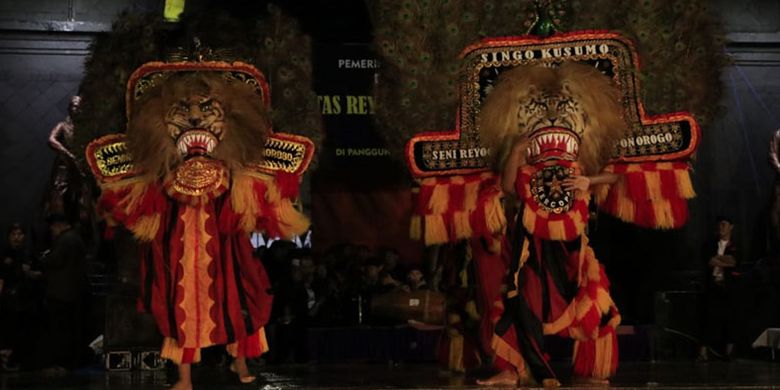 Reog, kesenian khas Ponorogo tampil di Alun-alun Ponorogo, Jawa Timur, Rabu (23/1/2019) malam.