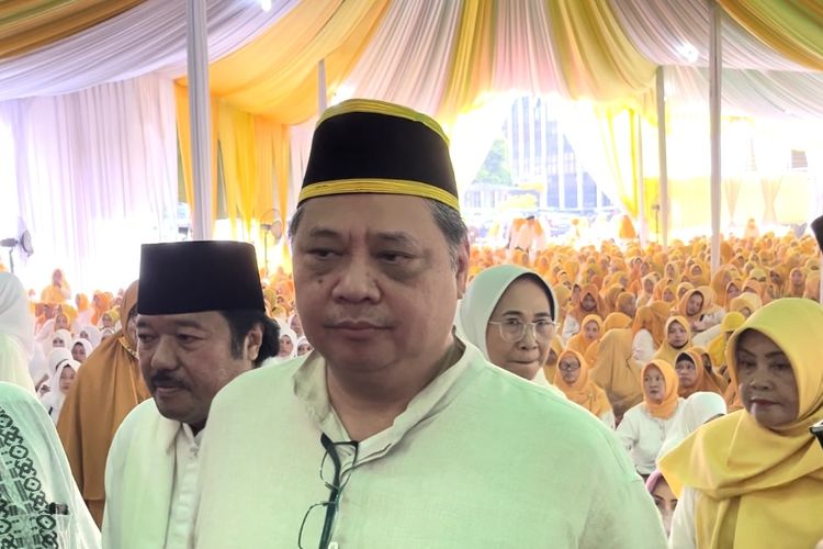 Ketua Umum Dewan Pimpinan Pusat (DPP) Partai Golkar Airlangga Hartarto di Kantor DPP Partai Golkar, Jalan Anggrek Nelly Murni, Jakarta Barat, Minggu (19/3/2023).
