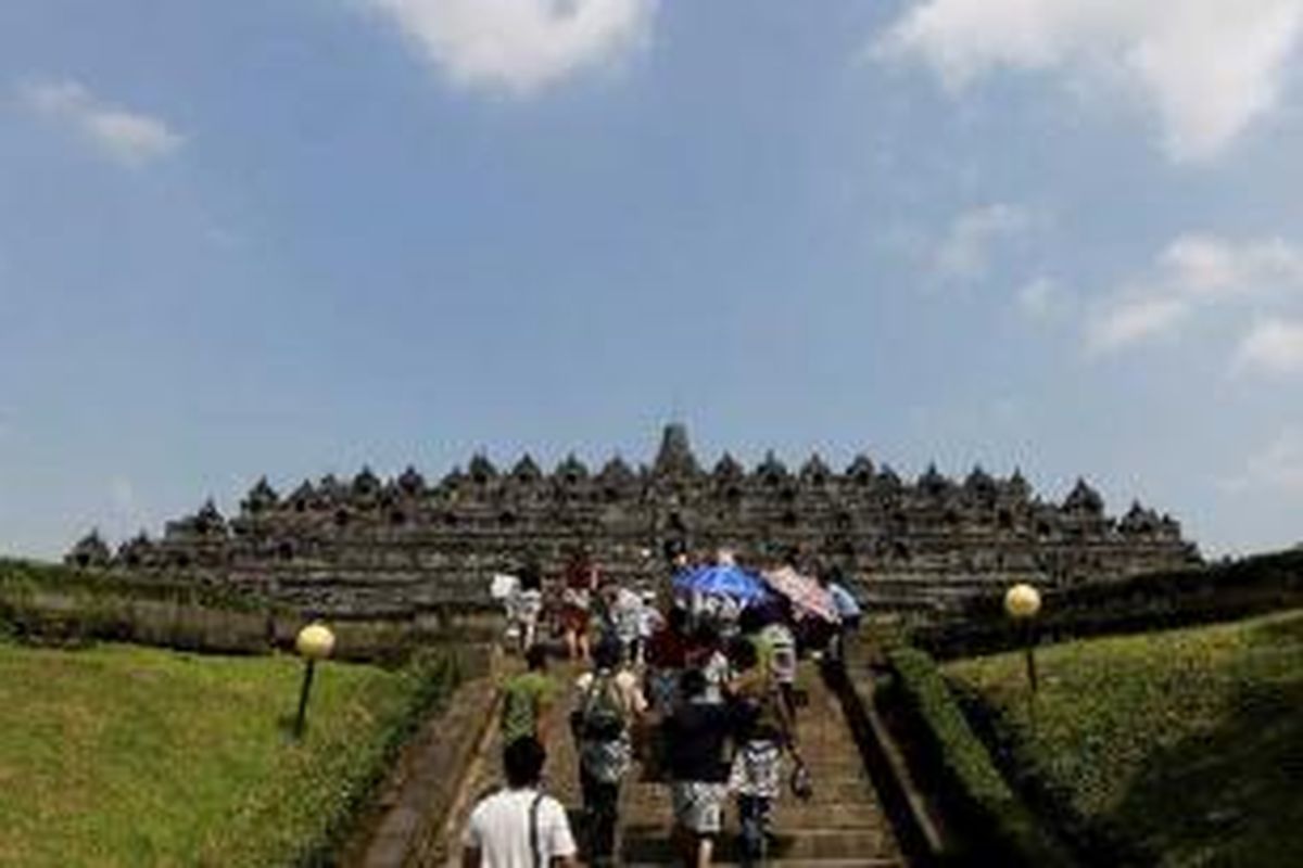Wisatawan mengunjungi Candi Borobudur
