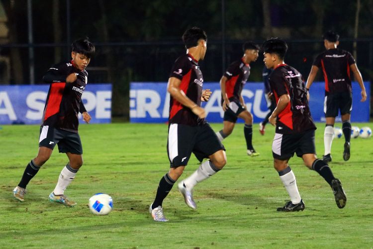 Pesepak bola Timnas U17 Indonesia melakukan sesi latihan di Lapangan Indomilk Arena, Kabupaten Tangerang, Banten, Sabtu (7/2/2026). Latihan tersebut digelar jelang laga persahabatan melawan Timnas Cina U-17 yang akan berlangsung di Stadion Indomilk Arena pada 8 dan 11 Februari 2026. ANTARA FOTO/Muhammad Iqbal/agr