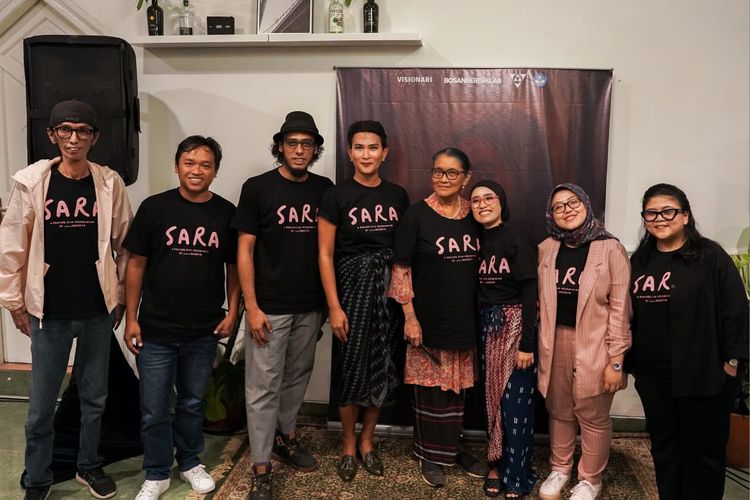 Sutradara film Sara (tiga dari kiri) Ismail Basbeth; artis peran Asha Smara Darra, Jajang C. Noer, dan para tim produksi film Sara.