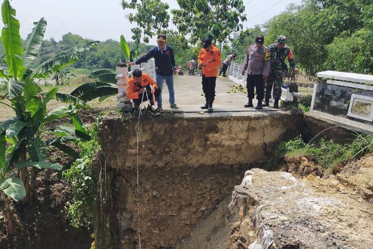 Kondisi jembatan di Dusun Weru, Desa Luwihaji, Kecamatan Ngraho, Kabupaten Bojonegoro, Jawa Timur, terputus akibat diterjang banjir, Sabtu (15/10/2022).