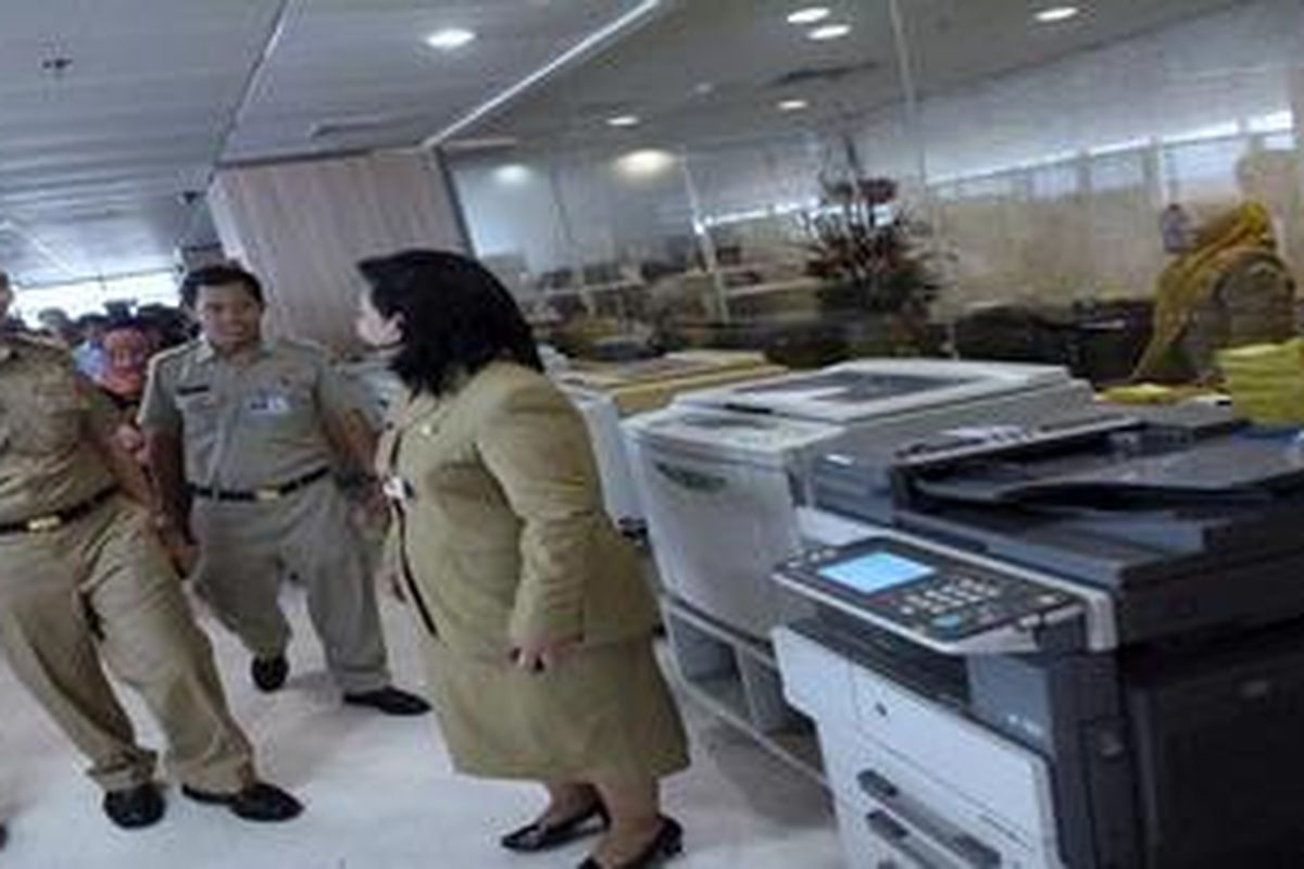 Wakil Gubernur DKI Jakarta, Basuki Tjahaja Purnama saat  mengunjungi Biro Umum Pemprov DKI Jakarta di Komplek Balaikota, Jakarta Pusat, Rabu (17/10/2012). Aktivitas yang juga dilakukan di semua lantai di Komplek Balaikota tersebut untuk mengunjungi pegawai yang berkantor di gedung itu.  