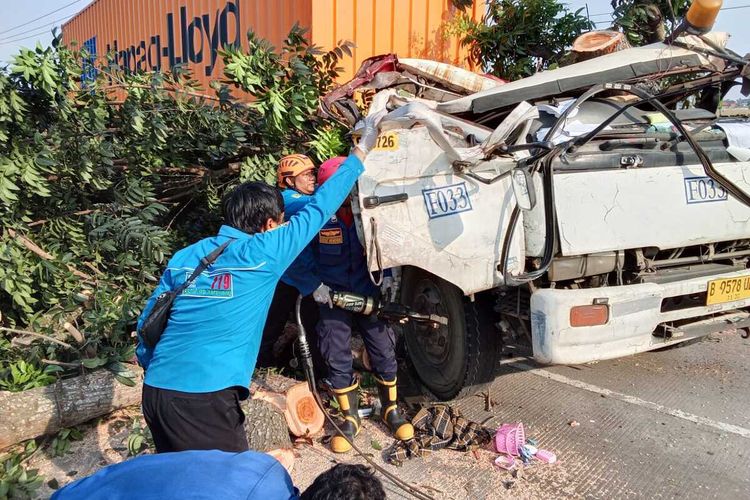 Kronologi Truk Kontainer Tertimpa Pohon di Karawang yang Mengakibatkan Dua Orang Tewas