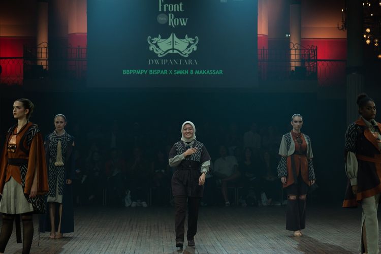 Alifah Nailah Salsabila M, siswi SMKN 8 Makassar, dengan koleksi rancangannya di Front Row Paris 2024.