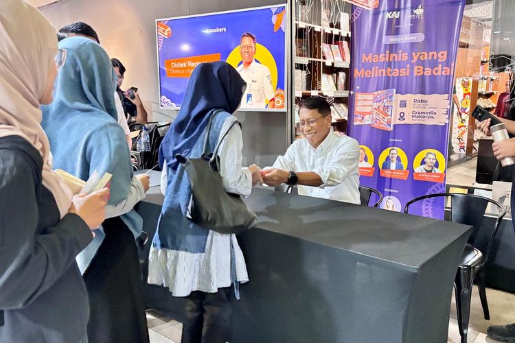 Direktur Utama PT Kereta Api Indonesia (Persero) atau KAI Didiek Hartantyo saat sesi penandatanganan buku pada acara Bedah Buku Masinis yang Melintasi Badai digelar di Gramedia Makarya, Jakarta, Kamis (30/7/2025). 