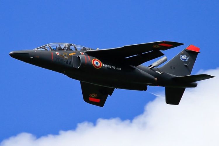 Seperti inilah jet tempur ringan Alpha buatan Dassault/Dornier yang digunakan Jenderal Richard Reboul untuk pergi berakhir pekan.