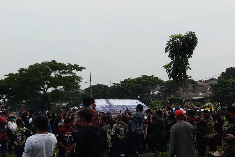 Jenazah Glenn Fredly saat tiba di TPU Tanah Kusir, Jakarta Selatan, Kamis (9/4/2020).