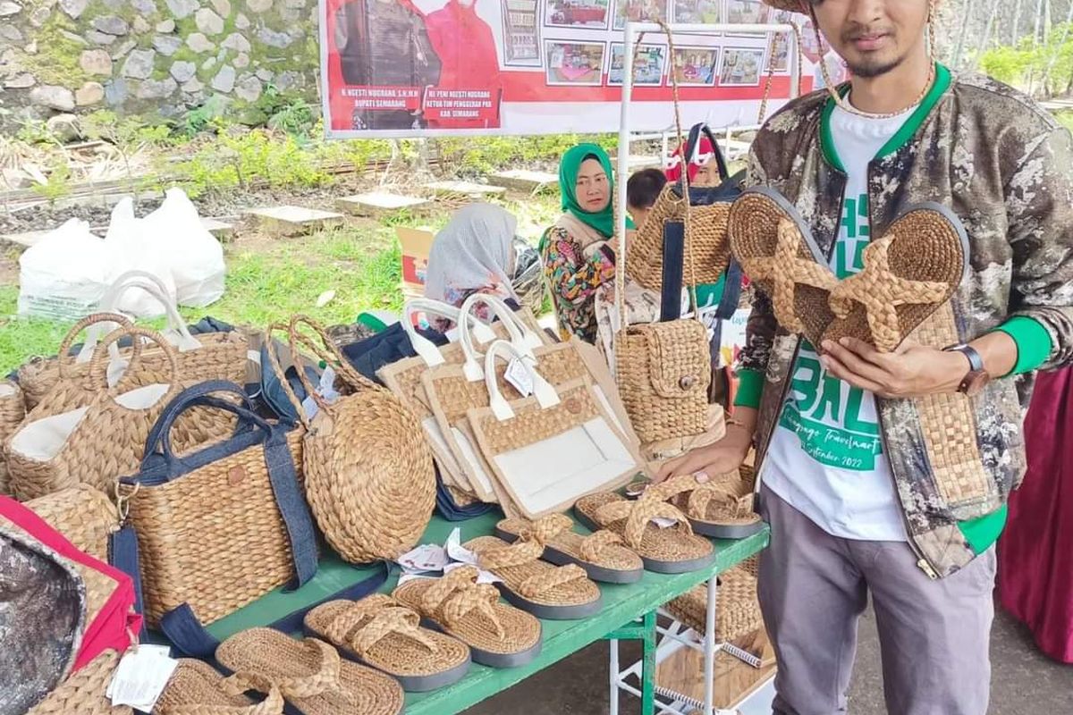 Firman Bengok Craft menunjukan sandal berbahan eceng gondok.