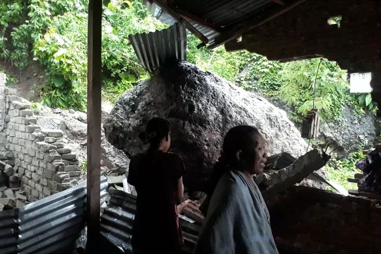 Satu rumah warga di Parepare, Sulawesi Selatan, rusak tertimpa batu besar.