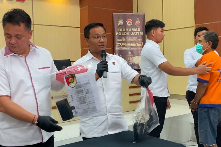 Tersangka NK (60), pemilik panti asuhan di Surabaya menyerang korban dengan kekerasan seksual secara fisik dan psikis, Senin (3/2/2025)