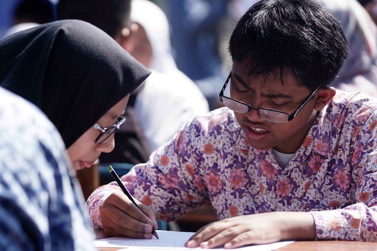 Sebanyak 13 siswa SLBN A Kota Bandung mengikuti Ujian Sekolah Berstandar Nasional (USBN), Senin, 18 Maret 2019. Dalam pelaksanaanya, siswa mengerjakan soal dalam bentuk huruf braille.