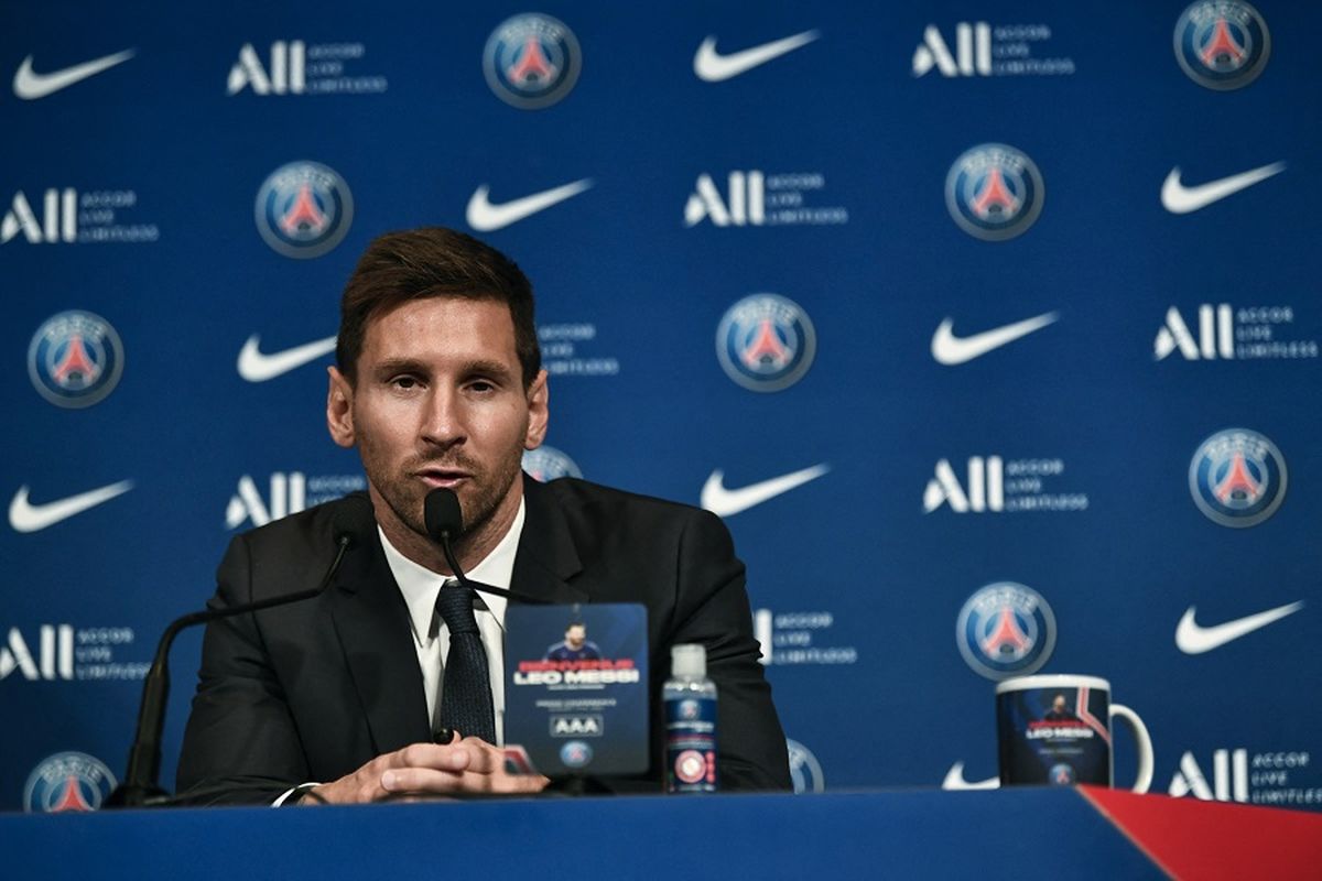 Penyerang Argentina Lionel Messi berbicara dalam konferensi pers bersama klub barunya Paris Saint-Germain (PSG) di Parc des Princes di Paris pada 11 Agustus 2021.