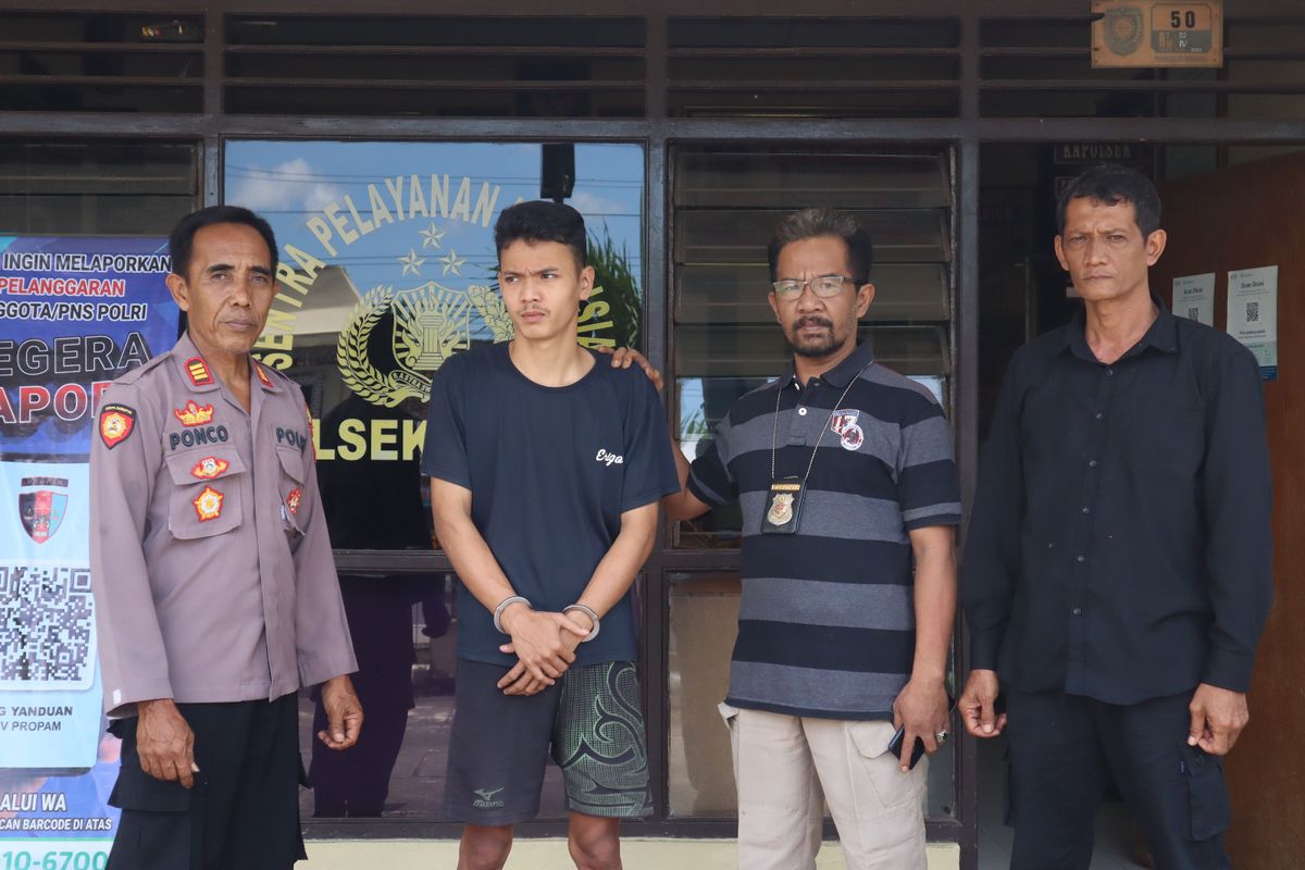 Dok Polsek Bayan : Polisi gadungan asal Kecamatan Mirit Kabupaten Kebumen ditangkap Unit Reskrim Polsek Bayan. Polisi gadungan itu menipu warga Desa Pucang Agung Kecamatan Bayan Kabupaten Purworejo hingga jutaan rupiah