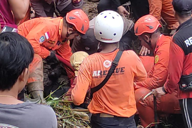 Proses evakuasi terhadap korban yang tertimbun longsor di Banjar Begawan, Gianyar Bali. 