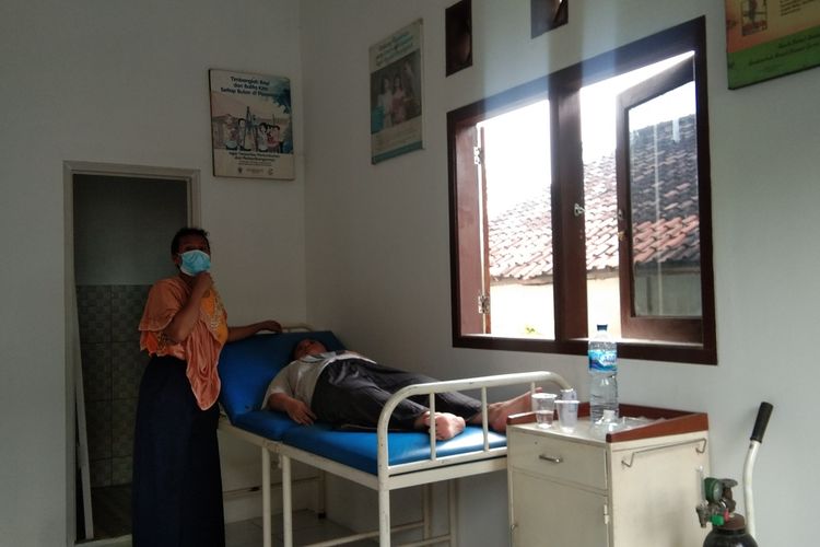 Salah satu warga Kutamekar, Kecamatan Ciampel, Kabupaten Karawang yang keracunan gas caustic soda, Kamis (3/6/2021).