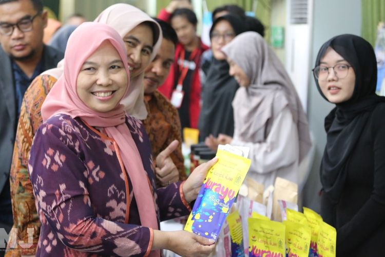 Staff Ahli Bidang Bidang Iklim Usaha dan Hubungan Antar Lembaga, Fajarini Puntodewi saat meninjau salah satu produk UMKM Mahasiswa UMJ, Kamis, (28/08/2023).