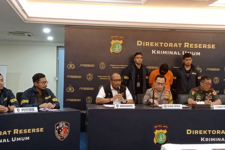 Polisi memberikan keterangan terkait kasus pembunuhan anggota TNI AD di Mapolda Metro Jaya, Rabu (3/4/2024). 