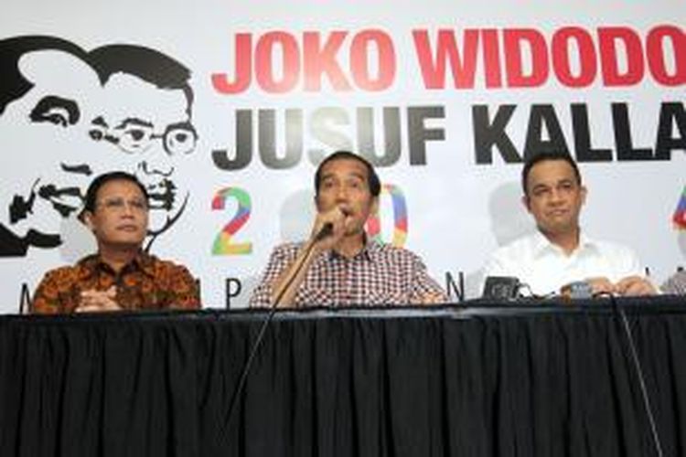 Calon presiden nomor urut 2, Joko Widodo (Jokowi) didampingi tim suksesnya, Anies Baswedan (kanan), memberikan keterangan pers di posko relawan Jokowi-JK, Jalan Cemara, Jakarta Pusat, Kamis (10/7/2014). Sehari setelah hari pencoblosan Pilpres 2014, Jokowi memberikan keterangan pers terkait serangan Israel ke Jalur Gaza, Palestina, serta bersilaturahmi dengan wartawan dalam dan luar negeri.