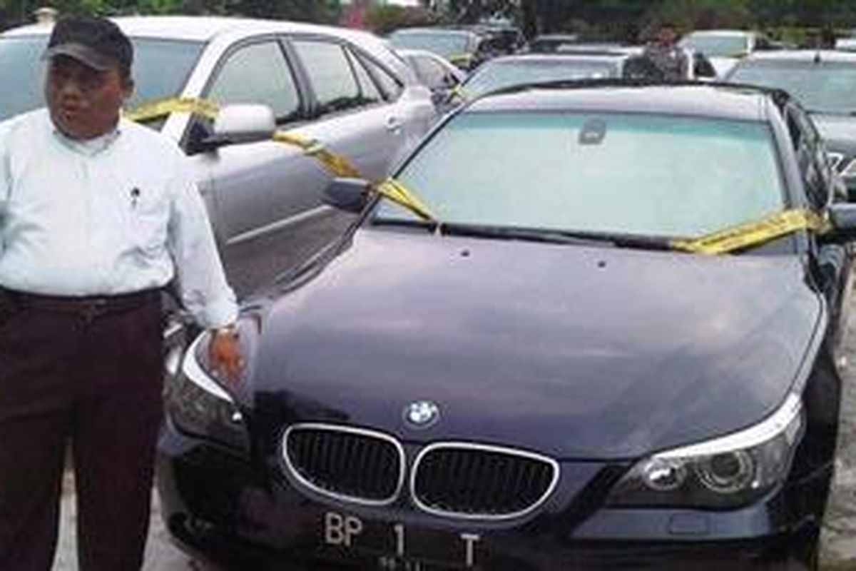 Satu di antara 88 mobil mewah yang diamankan petugas dari Mabes Polri di Mapolresta Barelang, Baloi.