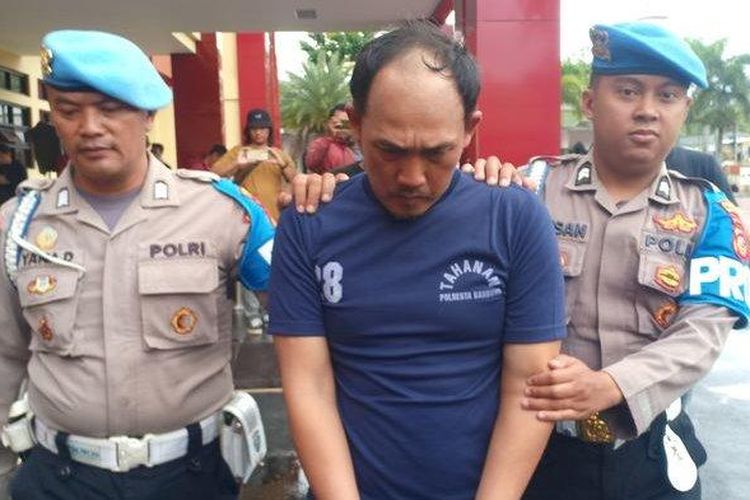 Polisi menggiring ID yang merupakan pembunuh istrinya sendiri di Mapolresta Bandung, Jumat (7/7/2023). 
