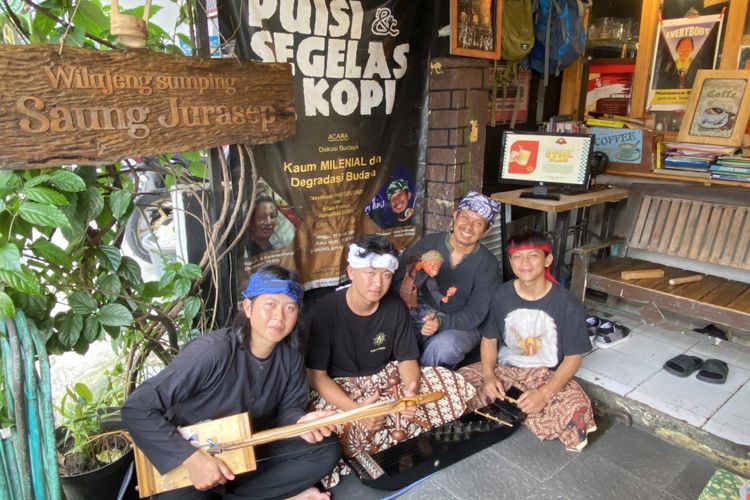 Kang Jurasep dan pemain musik tradisional di Saung Jurasep