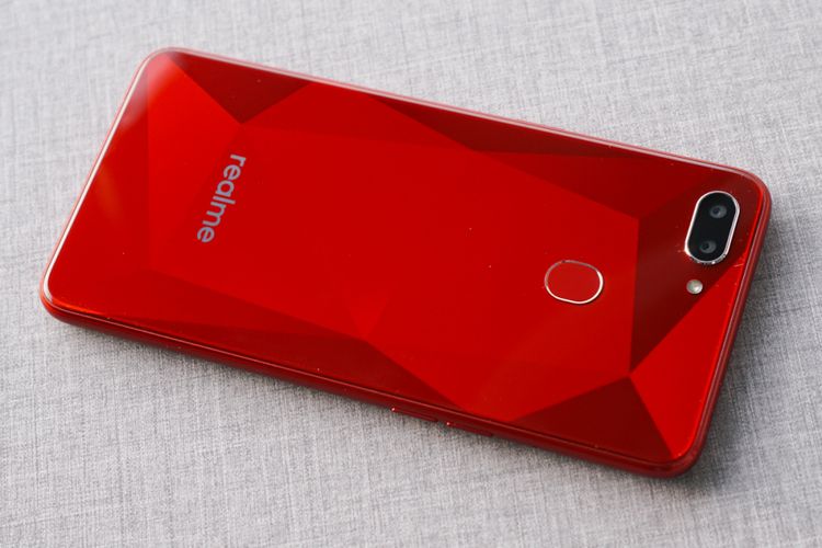 Punggung Realme 2 varian warna merah yang diterima KompasTekno berhias motif diamond yang sebelumnya ditemukan di ponsel Oppo seri F. Ada juga sebuah pemindak sidik jari. 