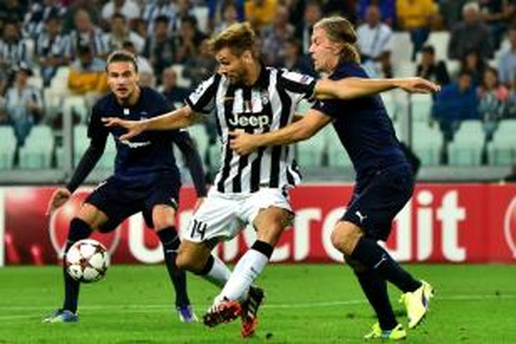 Striker Juventus, Fernando Llorente (tengah) saat dikawal oleh pemain Malmo pada matchday pertama Grup A Liga Champions di Stadion Juventus, Selasa (16/9/2014). 