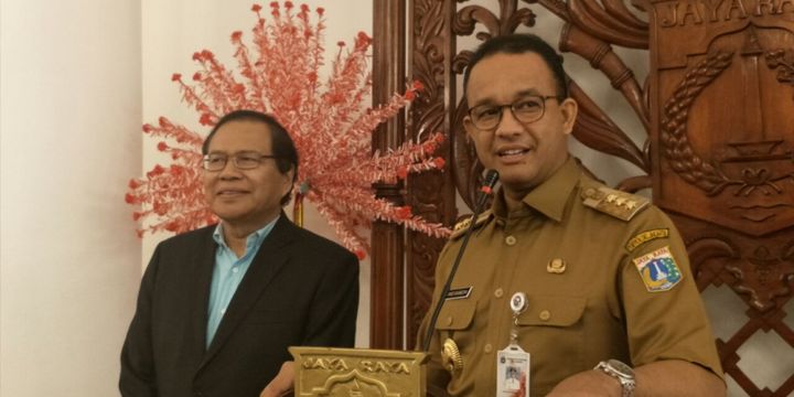 Gubernur DKI Jakarta Anies Baswedan dan mantan Menko Kemaritiman Rizal Ramli di Balai Kota DKI Jakarta, Jalan Medan Merdeka Selatan, Senin (30/7/2018). 