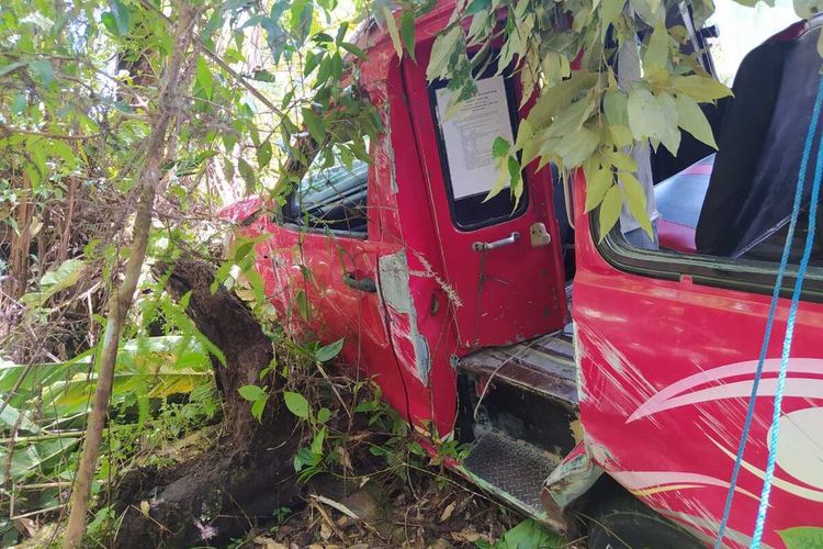 Sebuah mikrolet sarat penumpang terbalik dan masuk jurang di kawasan Desa Oki Lama, Kecamatan Namrole, Kabupaten Buru Selatan, Maluku, Selasa (8/2/2022). Akibat kecelakaan itu 2 penumpang meninggal dan 12 lainnya terluka