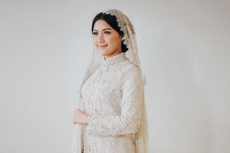 Erina Gudono dalam acara samaan Quran, salah satu bagian rangkaian pernikahannya dengan Kaesang Pangarep