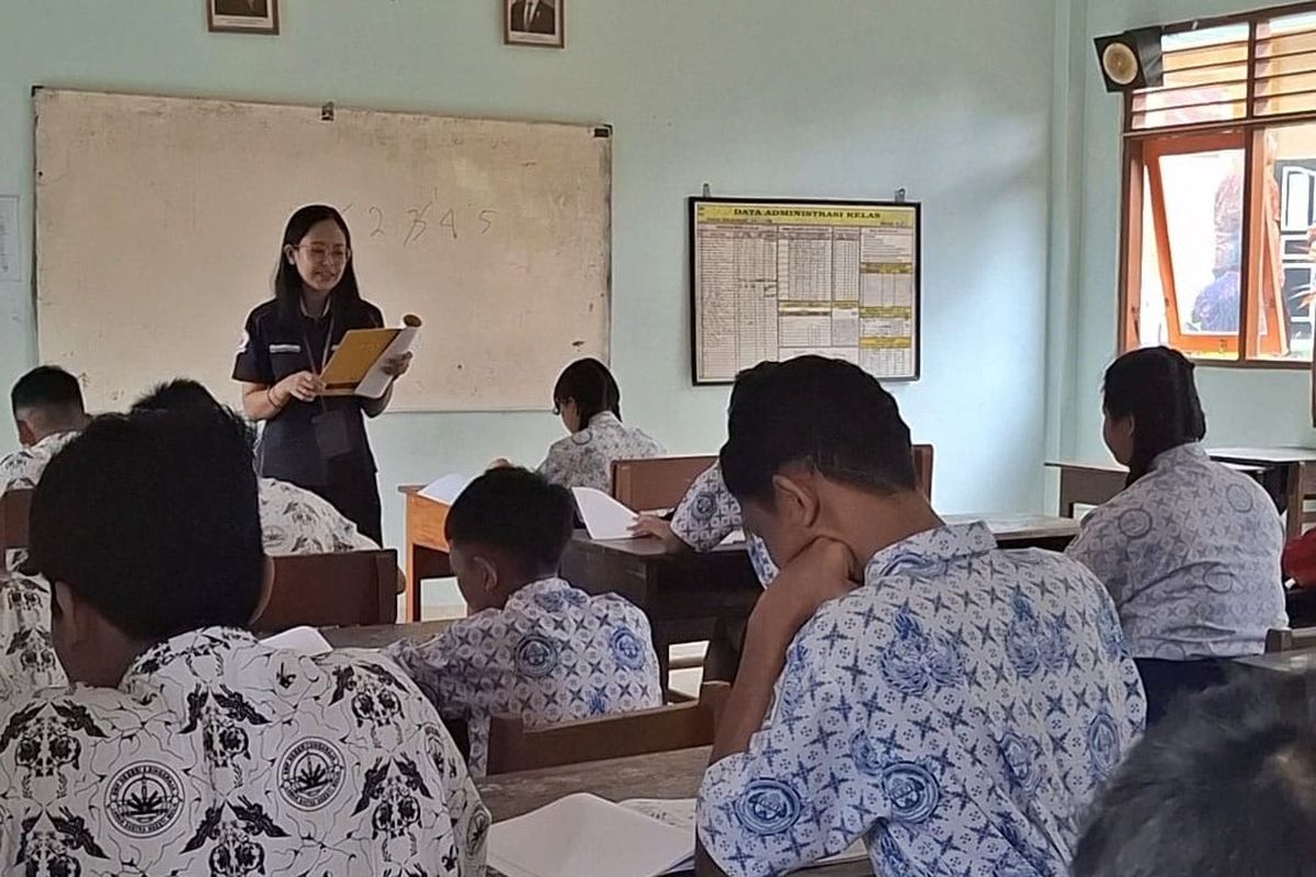 Siswa sekolah menengah pertama (SMP) di Kabupaten Buleleng, Provinsi Bali, yang tak bisa membaca, mengikuti tes kecerdasan atau IQ, Rabu (7/5/2025)