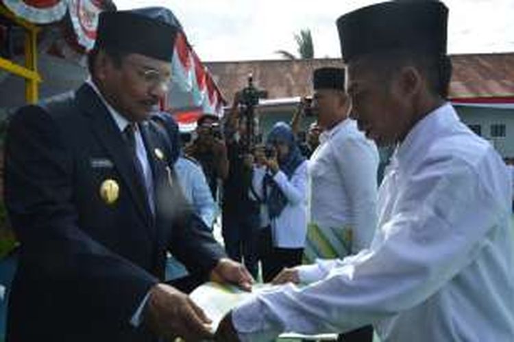 Wakil Gubernur Maluku Utara uh. Natsir Thaib menyerahkan remisi umum dai Hari Kemerdekaan RI Ke-71 Tahun 2016 kepada warga binaan di Lapas Kelas IIA Ternate, Rabu (17/8/2016)