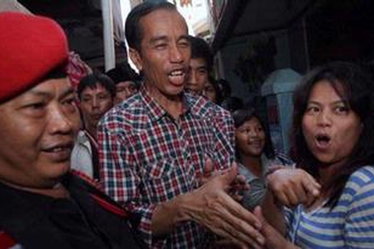 Calon gubernur DKI Jakarta, Joko Widodo, disambut warga saat berkunjung ke pemukiman padat penduduk di Jalan Baladewa Kiri, Tanah Tinggi, Jakarta Pusat, Senin (25/6/2012). Hari itu, Joko Widodo mengisi jadwal kampanyenya dengan mendatangi kampung-kampung di Jakarta Pusat. 