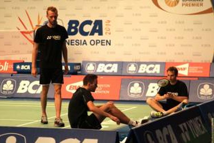 Ganda putra Denmark, Mathias Boe(kanan)/Carsten Mogensen (kiri), beristirahat setelah menjalani latihan di Istora Senayan Jakarta, Minggu (15/6/2014).